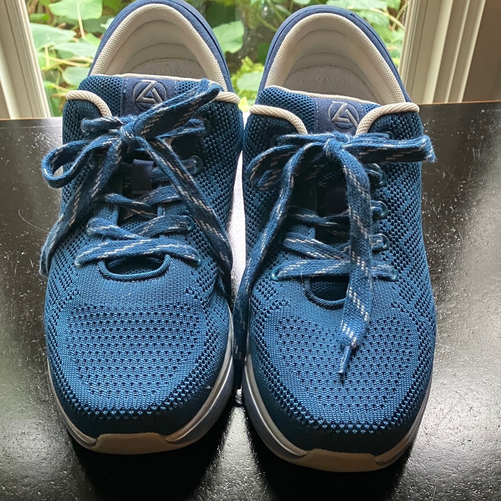 ZEBA womens 11.5 handsfree slip on Blue Athletic Shoes